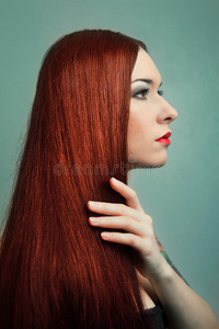 一位年轻女子，有着优雅的红色长发。