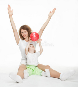 快乐妈妈和小女儿一起做运动