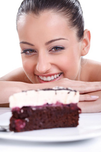 快乐的女人看着美味的蛋糕