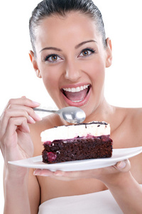 兴奋的女人吃着美味的蛋糕