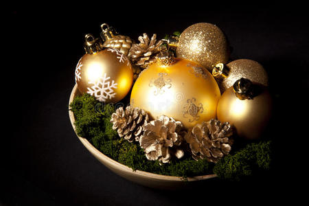 金色圣诞玻璃球，深色松果