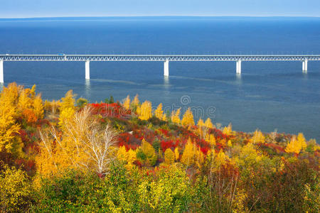 横跨伏尔加河的桥。俄罗斯。