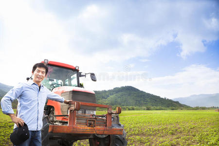 亚洲农民用旧拖拉机