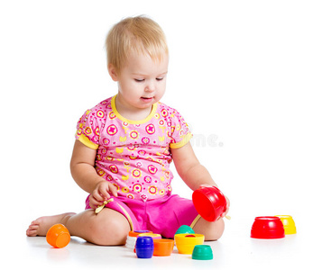 微笑的小女孩玩杯子玩具
