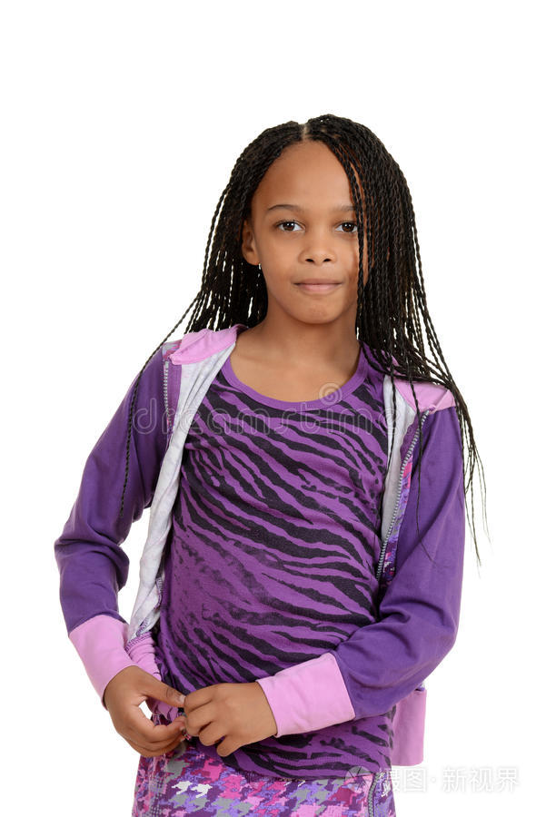 穿紫色衣服的黑人小孩