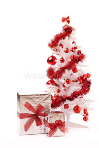白色圣诞树配银色礼品盒