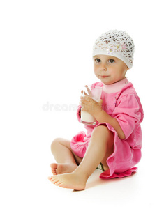 漂亮的小女孩手里拿着一杯牛奶