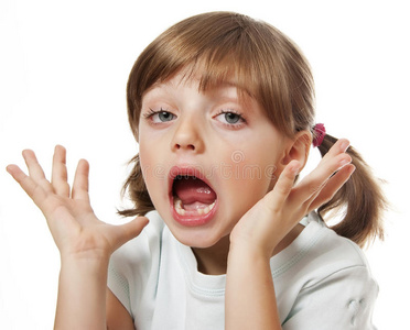 缺牙的小女孩在面具的女牙医治疗牙齿的小女孩可爱的小女孩在浴室刷牙