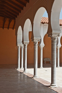 西班牙风格的露台和带盖拱廊。