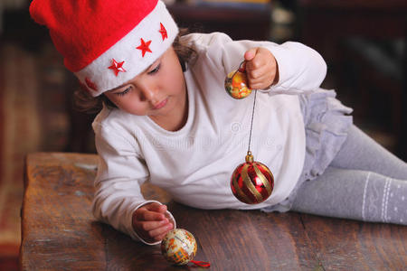 小孩子玩圣诞树装饰