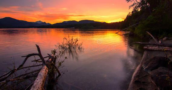 夕阳映湖远山图片