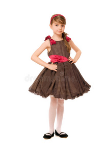 穿着棕色连衣裙的可爱的小女士