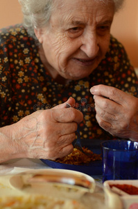 老年妇女饮食