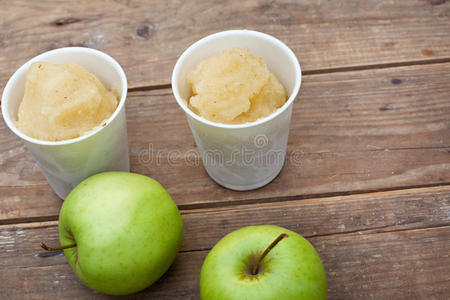 苹果冰糕和木桌上的苹果图片