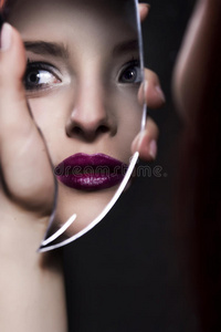 年轻女子照镜子照片