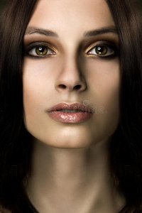 一个年轻女孩的正面特写肖像照片