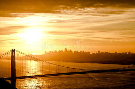日出时的金门大桥