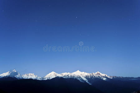 晨曦中的雪山