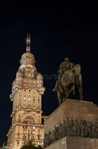 夜间公共雕像和摩天大楼