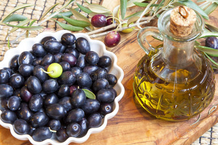 油罐 烹饪 饮食 自然 盘子 植物 特写镜头 分支 橄榄