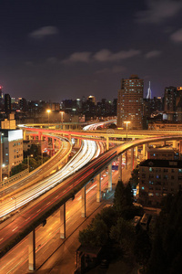 夜间城市公路天桥