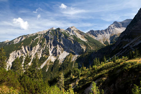 欧洲阿尔卑斯山的岩石图片