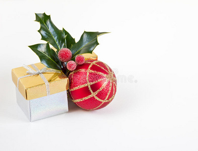 圣诞礼物，圣诞饰品和冬青树