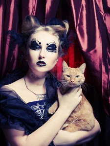 带猫的吸血鬼女人