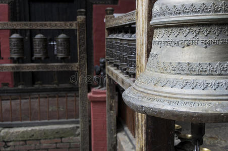 尼泊尔的钟和祈祷轮