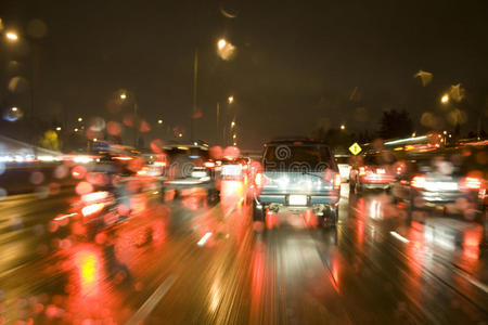 夜间在高速公路上冒雨行驶