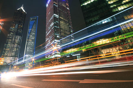 现代地标性建筑有光路的汽车之夜背景