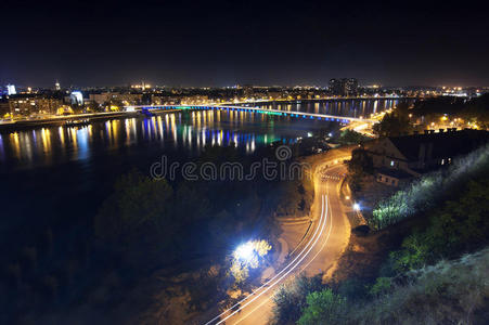 夜晚的诺维悲伤之城图片