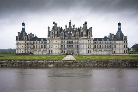 法国卢瓦尔河谷的chateau de chambord，多云天气