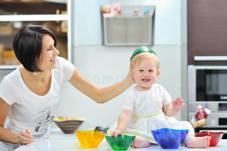 母女俩一起做饭