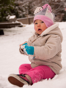 坐在雪地里的幼儿