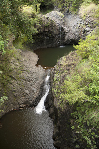 热带岛屿上的熔岩湖图片