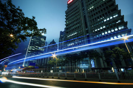 上海夜景中的现代城市交通