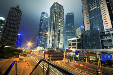 从上海现代城市夜景看交通