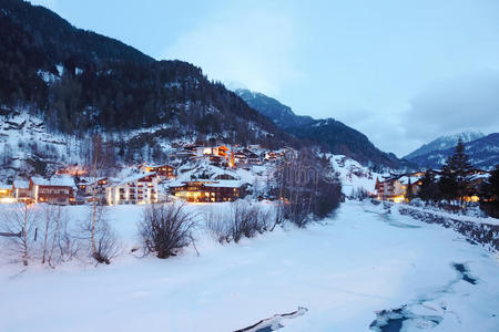 冰雪覆盖的河流和小旅馆