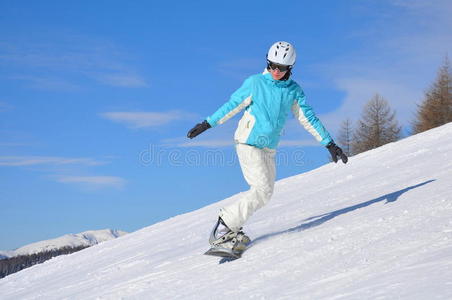 滑雪板上的年轻女子