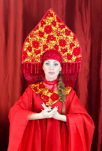 穿俄罗斯传统服装的妇女