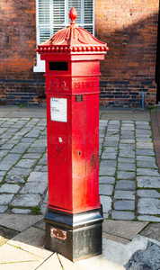 维多利亚时代街上的红色邮局邮箱