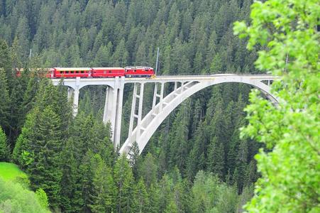 铁路高架桥.照片