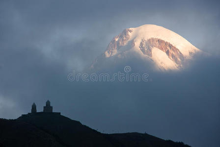 教堂和山