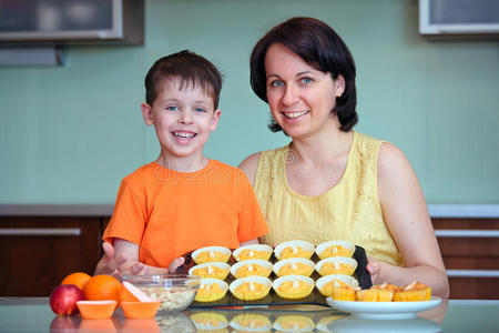 妈妈和小儿子在展示他们的松饼