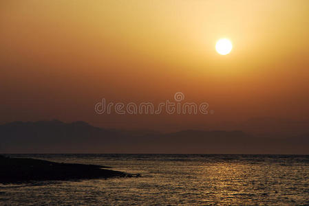 海上日出