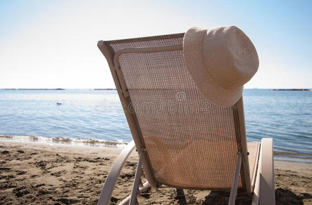 沙滩椅和帽子
