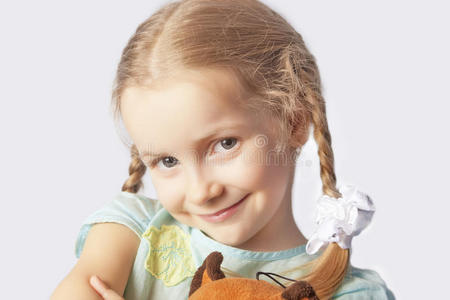 一个微笑的小女孩的画像