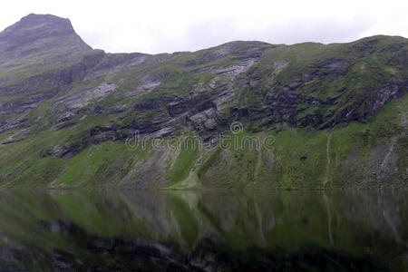 挪威山湖阴