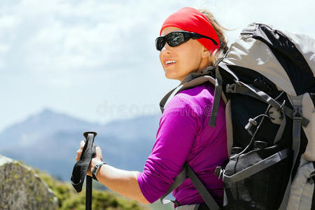 背着背包在山上徒步旅行的妇女